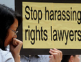 u00abArrêtez de harceler les avocats des droits de l’homme » pouvait on lire lors d’une manifestation à Hong Kong en Chine début 2009. Des manifestants, dont un groupe d’avocats internationaux, appellaient à la libération de l’avocat des droits de l'homme Gao Zhisheng.  AFP PHOTO/MIKE CLARKE（STF: MIKE CLARKE / ImageForum）  