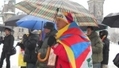 Jhupten Champa et ses compatriotes tibétains participent à un rassemblement s pour souligner l'anniversaire du soulèvement de 1952（攝影:  / 大紀元）  