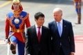 Le vice-président américain, Joe Biden, avec le premier ministre de la Mongolie, Sukhbaatar Batbold.（Staff: GOH CHAI HIN / 2011 AFP）  