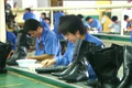 L'usine Yucheng fabrique des chaussures pour la marque New Balance. C’est une filiale du Groupe Pou Chen qui produit certaines des plus célèbres marques de sport comme Nike, Adidas et Reebok. (NTD)（攝影:  / 大紀元）  