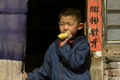 La modification du seuil de pauvreté montre donc un nombre plus élevé de pauvres en Chine. Des chiffres plus justes et plus proches de la norme mondiale. Mais c’est encore en dessous du seuil de la Banque mondiale fixé à 90 centimes d'euro. (NTD)（攝影:  / 大紀元）  
