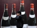 L’affiche publicitaire d’une vente de vins fins aux enchères chez Sotheby’s à Hong Kong en mars 2011. Au cours des dernières années, le Marché aux Vins de Hong Kong s’est fait remarquer avec plusieurs enchères record, mais aujourd’hui, les prix sont en baisse depuis trois trimestres consécutifs. （Staff: MIKE CLARKE / 2011 AFP）  