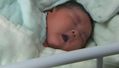 Le bébé, un garçon de 7 kilos appelé Chun Chun, est né samedi 4 février 2012 juste après le début de la nouvelle année du Dragon, qui est considérée comme une année propice pour avoir un enfant.（攝影:  / 大紀元）  