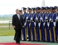  Le président chilien Sebastian Pinera (g) reçoit des honneurs militaires en arrivant au palais présidentiel à Asunción le 26 octobre 2011. （Stringer: NORBERTO DUARTE / 2011 AFP）  