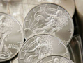 Les lingots et pièces d’argent présentés à la vente par la société de pièces de monnaie à Chicago. (Scott Olson/Getty Images)（Staff: Scott Olson / 2006 Getty Images）  