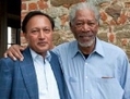 Dr Mosaraf Ali et l’acteur Morgan Freeman（攝影:  / 大紀元）  