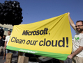 Les militants de Greenpeace portent une bannière avec le slogan: u00abMicrosoft, lave notre nuage!» lors d’une manifestation à Tel-Aviv au cours d’une exposition de Microsoft le 22 avril.（攝影:  / 大紀元）  