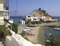 À Olmos ou à Agios Konstantinos, les volets colorés des maisons s’ouvrent directement sur la plage de galets et sur les humbles barques bleues et blanches d’authentiques pêcheurs. (Mahaux Photography)
