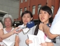 La famille de Chung Ting-pang, un ingénieur taiwanais arrêté en Chine pour avoir tenté de détourner les signaux de télévision, fait appel devant le bureau de la présidence de Taiwan le 27 juin 2012. (Chung Yuan/Époque Times)
