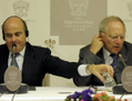 Le ministre des Finances allemand, Wolfgang Schauble (à droite) et le ministre de l’Économie espagnol, Luis de Guindos, pendant une conférence à Santiago de Compostelle, le 30 avril 2012. (AFP PHOTO/Miguel Riopa)