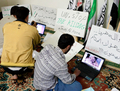 SYRIE, Atareb. Des militants syriens anti régime travaillent sur les sites internet d’information de l’opposition pour faire sortir les faits de la répression et organiser la contestation. (-/AFP/GettyImages)