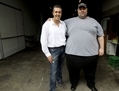 Jordan Tirekidis pose avec Mark Stephens, expert en la matière, avant de commencer un programme de perte de poids par l’hypnose à Sydney le 19 mars 2012. Tirekidis, âgé de 44 ans, pèse plus de 300 kg et doit perdre du poids s’il ne veut pas mourir. (Mark Gunter/AFP/GettyImages)