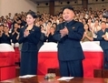 Le dirigeant nord-coréen Kim Jong-un, en compagnie de son épouse Ri Sol-ju (KNS/AFP/GettyImages) 
 