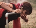 Une fille boit à même un robinet public au Népal. (Marcus Benigno/IRIN)
