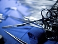 Pinces, ciseaux et autres instruments chirurgicaux utilisés dans la salle d’opération au cours d’une greffe de rein. Pékin a officiellement reconnu l’existence de prélèvements d’organes en Chine. (Bredan Smialowski/AFP/GettyImages)