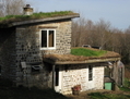 Cette maison écologique possède un toit vert et des murs de bois cordés. Des maisons plus conventionnelles peuvent aussi être certifiées LEED. (Nathalie Dieul/Époque Times) 