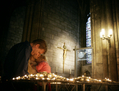 Touristes à Notre Dame de Paris. Chaque année, 150000 visiteurs étrangers viennent se recueillir dans cette cathédrale à l’occasion de la fête de l’Assomption. (AFP PHOTO/Olivier Laban-Mattei)