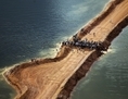 Les résidents déplacés par le barrage de Belo Monte et leur sympathisants en haut d’un barrage temporaire en terre, sur le chantier de construction, après avoir enlevé une bande de terre pour restaurer le flux de la rivière Xingu, en signe de protestation contre la construction le 15 Juin, 2012 près de Altamira, Brésil. (Mario Tama/GettyImages)