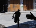 Syrie, Alep, 18 août 2012, un combattant rebelle traverse la rue vers le point de contrôle. (Bulent Kilic/AFP/Getty Images)