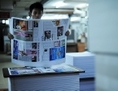 Birmanie: un ouvrier imprimeur vérifie les feuilles d’un journal local à Rangoon le 20 août. Les autorités birmanes ont annoncé la fin de la censure des médias lundi, incitant les militants à demander l’abrogation de toutes les lois répressives sur les médias. (Soe Than Win/AFP/Getty Images)
