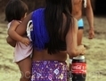 Coca-cola s’invite dans le monde entier. Ici, une Indienne brésilienne Kayapo porte une bouteille de Coca-Cola. (Antonio Scorza/AFP/GettyImages)