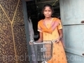 Aishwariya avec son nouveau vélo, dans le grenier de sa maison, après l’école. Elle est l’un des 86 élèves qui ont passé les examens de l’école secondaire et ont obtenu un vélo grâce un nouveau programme lancé à Pondichéry, en Inde cette année. (Vénus Upadhayaya/Epoch Times)