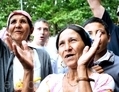 Des Roms participant à la manifestation du 22 août 2012 en face de l’hôtel de ville de Roubaix. Le Gouvernement français leur cherche à trouver une solution de relogement décent et d’accès au travail. (Philippe Huguen/AFP/GettyImages)