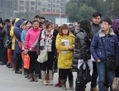 Des ouvriers chinois travaillent dans une usine d’articles  électroniques à Bozhou, Province d'Anhui le 9 mai 2012. Les analystes  avertissent que les perspectives   des exportations chinoises  ne sont pas favorables  et que la faiblesse des secteurs d’exportation pourrait  engendrer une importante pression économique. (AFP/AFP/Getty Images)  
