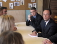 François Hollande et Vincent Peillon parlent avec des professeurs lors de leur visite à l’école de Dieudonne  près de Paris (Philippe Wojazer/AFP/GettyImages)