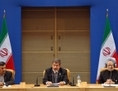 Le Président Egyptien Mohamed Morsi (M) prononce son discours devant son homologue Iranien Mahmoud Ahmadinejad (G) et le Premier Ministre Manmohan Singh lors sommet des Non-Alignés (NAM) à Téhéran, le  30 aôut dernier. (Raouf Mohseni/AFP/GettyImage)