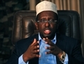 Le président somalien, Sharif Sheikh Ahmed, s’adresse aux médias de son bureau de Mogadishu le 23 juillet 2012. Le chef du gouvernement, contre la corruption, a expliqué hier qu’il espère être à nouveau élu comme président de la Corne, aujourd’hui déchirée par la guerre en Afrique alors que son mandat expire le mois prochain (Simon Maina/AFP/GettyImages)