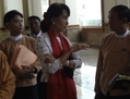 La leader Birmane de l’opposition Aung San Suu Kyi marche dans la chambre basse du parlement à Naypyidaw le 7 août. Le Prix Nobel de la Paix a remporté un siège à l’assemblée législative lors d’élections historiques en avril, marquant la transformation radicale d’une prisonnière politique de longue date devenue une figure clé dans le processus de réforme en cours (STR/AFP/Getty Images)