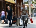 Des consommateurs descendent la u00abThird Street Promenade» à Santa Monica en Californie. Selon les rapports, les dépenses de consommation ont fortement augmenté et la confiance des consommateurs à atteint son plus haut niveau en trois mois. (Kevork Djansezian/Getty Image)