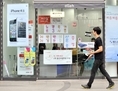 Le magasin des téléphonie mobile à Séoul le 24 août 2012. Le tribunal coréen a condamné Apple et Samsung pour violation de brevets d’invention et a ordoné une interdiction de la commercialisation de certains de leurs produits en Coréee du Sud. (Jung Yeon-Je/AFP/Getty Image)