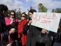Artistes tunisiens tenant une pancarte u00abl’essentiel de la citoyenneté c’est la culture», lors d’une manifestation pour le u00abdroit à la culture» en face de l’Assemblée  le 8 janvier 2012 à Tunis. (Fethi Belaid/AFP/Getty Images)