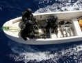 Des soldats français se déplacent en barque après avoir confisqué des armes à des pirates somaliens. L'augmentation des mesures de sécurité au large des côtes somaliennes semble dissuader les pirates en 2012. (Pierre Verdy/AFP/Getty Images)  