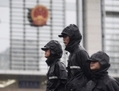 Les policiers montent la garde devant le tribunal provincial d’Anhui, le 9 août 2012. La Cour Suprême de la Chine propose une nouvelle loi qui lui permettrait de détenir et même temporairement, de rayer du barreau les avocats de la défense. (Lintao Zhan/Getty Images)
