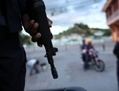 20 Juillet 2012, Tegucigalpa capitale du Honduras, la police patrouille dans les rues d’un quartier occupé par un gang. Le Honduras détient le taux le plus élevé du monde de meurtres par habitant et sa capitale est en proie à la pauvreté, la violence et les agressions sexuelles. (Spencer Platt/Getty Images)
