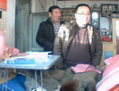 Une vidéo mise en ligne cette année, prétend montrer Qu Huagiang, un homme parlant des indemnités suite à un accident avec un responsable local du Parti communiste chinois. Qu s’est fait exploser lundi dans le bâtiment du gouvernement, visant apparemment les autorités locales, qui selon Qu l’avait injustement traité. (Capture d’écran Internet)
