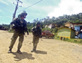 Des soldats de l’armée péruvienne patrouillent dans la ville de Kepashiato dans la région de Cuzco, plus de 1100 kilomètres au sud de Lima. La guérilla maoïste du Sentier Lumineux a enlevé le 9 avril 2012 36 ressortissants péruviens, dont la majorité étaient des travailleurs d’une entreprise suédoise de gaz naturel. (STR/AFP/Getty Images)
