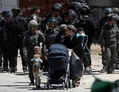 Les forces israéliennes ont expulsé un groupe de colons d’une maison contestée à Hébron le 4 Avril, un jour après avoir reçu l’ordre de quitter la propriété palestinienne en Cisjordanie. (Hazem Bader/AFP/Getty Images)