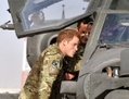 Le Prince Harry examine le cockpit d’un hélicoptère Apache avec un membre de son escadron, le 7 septembre 2012, au camp Bastion en Afghanistan. Le prince Harry a été redéployé dans la région en tant que pilote d’hélicoptères d’attaque. (John Stillwell-Pool/Getty Images)