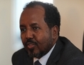 Le nouveau président de Somalie, Sheikh Mohamud Hassan parle à la presse après la première explosion devant l’hôtel Jazeera le 12 septembre. Les attentats à la bombe revendiqués par les rebelles islamistes ont secoué le lieu de rendez-vous de la délégation à Mogadiscio. (Simon Maina/AFP/GettyImages)