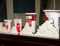 31 mai 2012, une ligne de gobelets du plus petit au plus grand, avec la teneur en sucre correspondant, alors que le maire Michael Bloomberg émet pour la première fois l’idée d’interdire les boissons sucrées XXL. (Christian Watjen/Epoch Times)