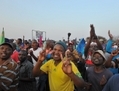 18 Septembre 2012, Marikana, un homme montrant le signe de la victoire après que  les mineurs de la mine de platine de Lonmin aient obtenu une augmentation de salaire de 22%. Les mineurs reprendront le travail le jeudi 20 septembre. (Alexander Joe/AFP/GettyImages)