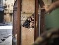 16 Septembre 2012, les combattants de l’Armée de libération Syrienne utilisent un miroir pour observer un poste de l’armée régulière, à moins de 50 mètres dans la vieille ville d’Alep. L’ONU a annoncé lundi la présence inquiétante de forces étrangères en Syrie. (Marco Longari/AFP/GettyImages)
