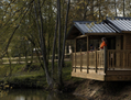 La cabane du pêcheur, en rondins de bois, est un autre hébergement inhabituel avec une terrasse à fleur d’eau qui offre un observatoire privilégié sur la vie secrète de l’étang. (Charles Mahaux)