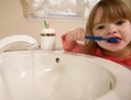 La salive protège les dents contre l'érosion car elle neutralise les acides contenus dans les aliments et les boissons. (Photos.com)