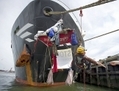 Le groupe de militants de Greenpeace empêche le super chalutier Margiris de quitter le port néerlandais de IJmuiden le 2 juillet 2012. (Olaf Kraak/AFP/GettyImages)