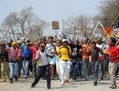 Des milliers de mineurs de la mine de platine sud africaine, réunis pour un rassemblement à Rustenurg, le 13 septembre, un jour après avoir paralysé le premier producteur mondial de ce métal précieux. (Alexander Joe/AFP/GettyImages)